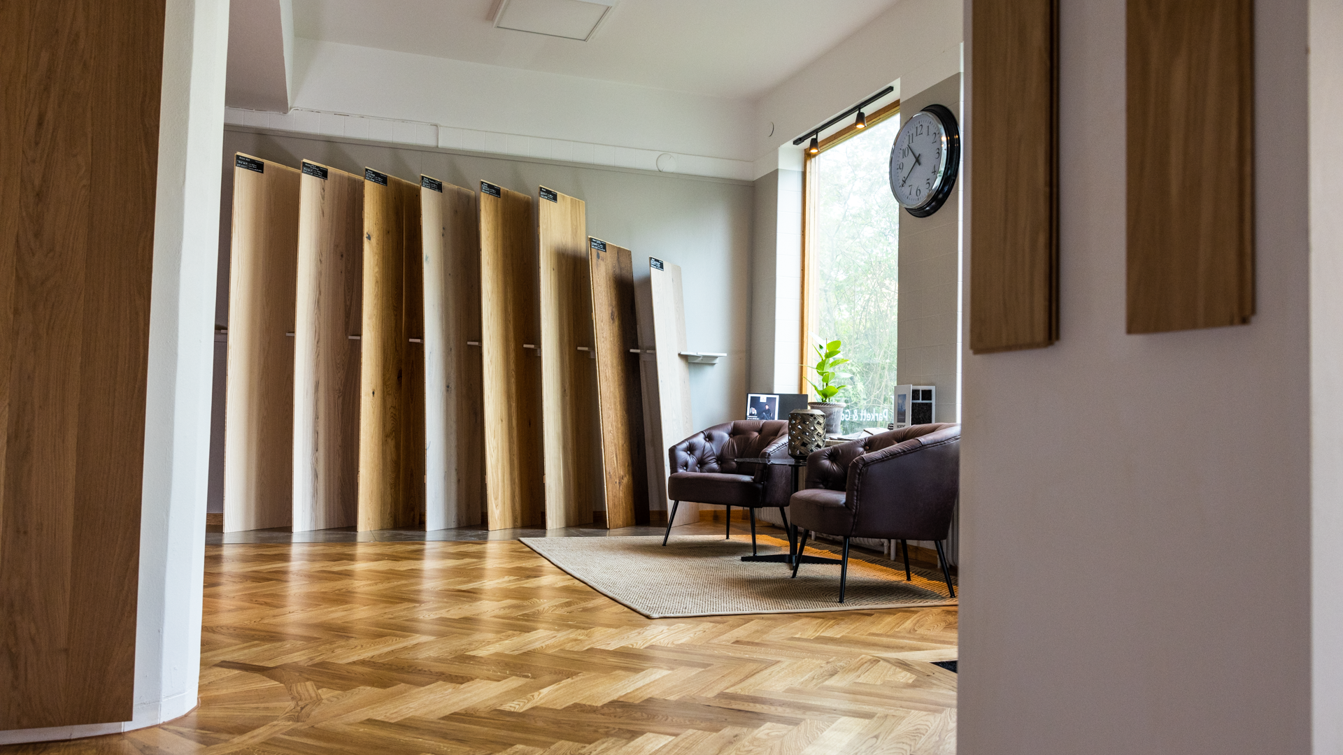 Showroom med fiskbensgolv och provskivor i Stockholm