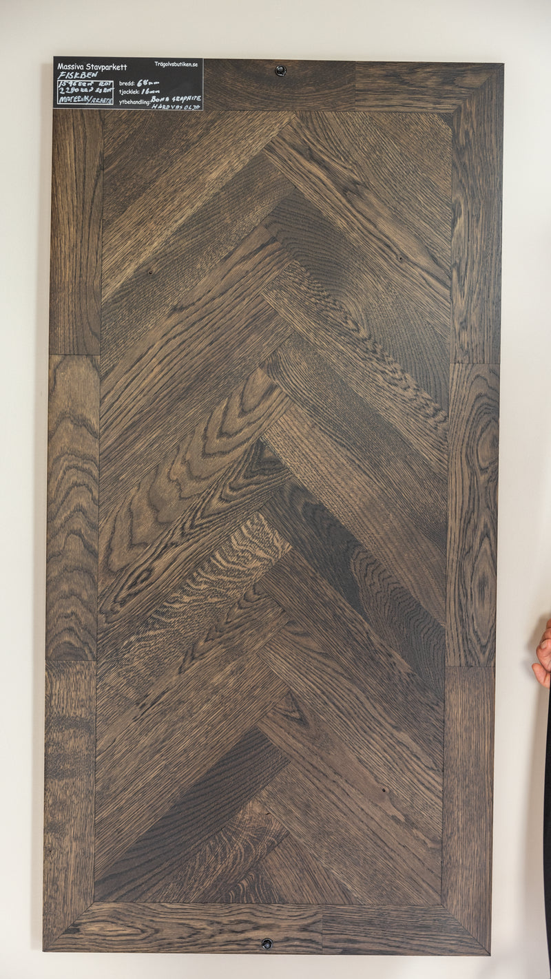 Mörkt fiskbensmönster i rökt ek – parkettgolv i kök