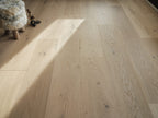 260OAK Varmvit – i dagsljus vid ett bord