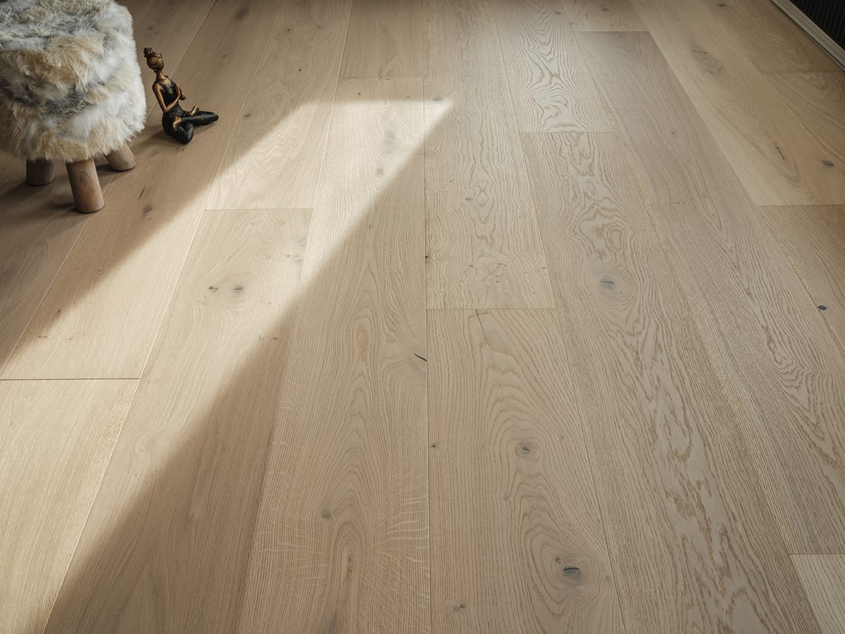 260OAK Varmvit – i dagsljus vid ett bord