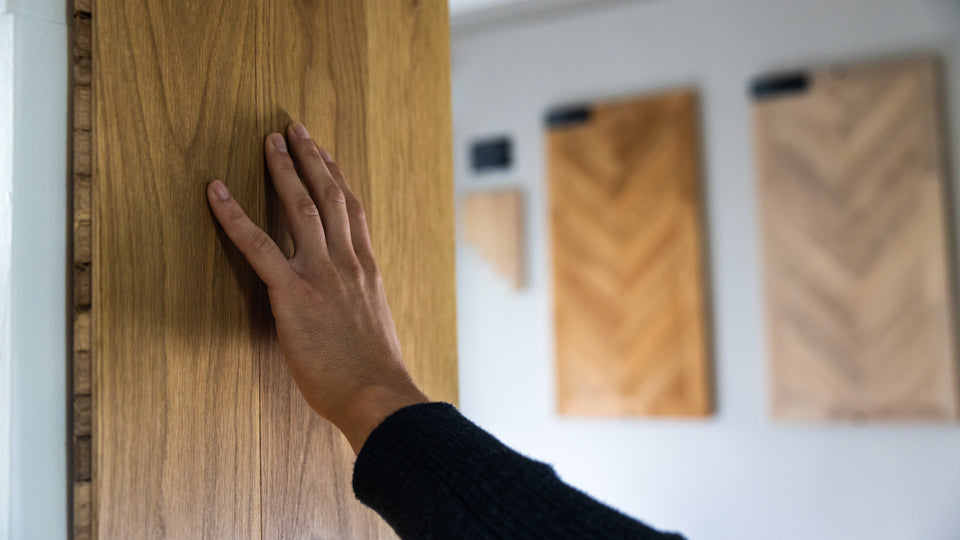 Hand tar pa parkettgolv