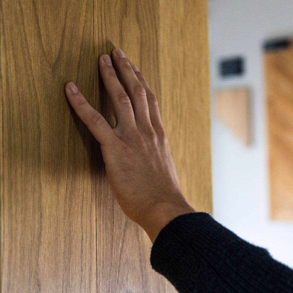 Hand tar pa parkettgolv kvadrat