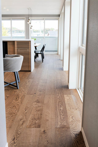 Timberwise ek Antique – miljöbild från Timberwise. Bildens filnamn styrker kulören; sortering, ytbehandling och plankmått framgår endast när det anges i källnamnet. Referensbild.