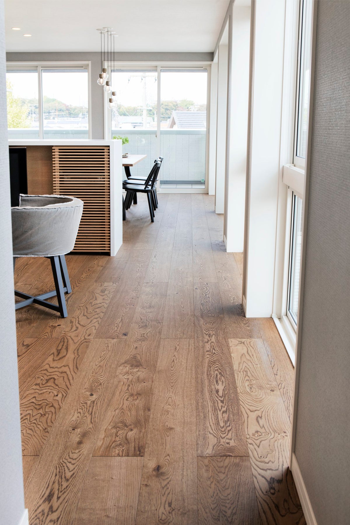 Timberwise ek Antique – miljöbild från Timberwise. Bildens filnamn styrker kulören; sortering, ytbehandling och plankmått framgår endast när det anges i källnamnet. Referensbild.