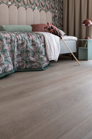 Timberwise ek Biscuit Grey – bilden visar Classic / Natur, borstad / oljevaxad. Vägledande prov; annan vald sortering eller yta kan avvika.