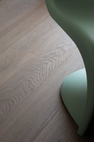 Timberwise ek Biscuit Grey – miljöbild från Timberwise. Bildens filnamn styrker kulören; sortering, ytbehandling och plankmått framgår endast när det anges i källnamnet. Referensbild.