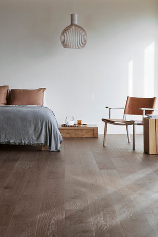 Timberwise ek Caramel – miljöbild från Timberwise. Bildens filnamn styrker kulören; sortering, ytbehandling och plankmått framgår endast när det anges i källnamnet. Referensbild.