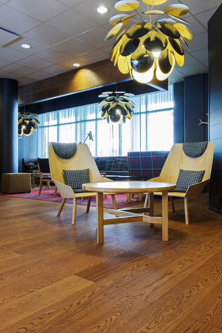 Timberwise ek Cognac – miljöbild från Timberwise. Bildens filnamn styrker kulören; sortering, ytbehandling och plankmått framgår endast när det anges i källnamnet. Referensbild.