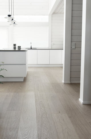 Timberwise ek Grey – miljöbild från Timberwise. Bildens filnamn styrker kulören; sortering, ytbehandling och plankmått framgår endast när det anges i källnamnet. Referensbild.
