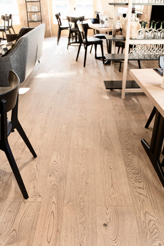 Timberwise ek Luosto – miljöbild från Timberwise. Bildens filnamn styrker kulören; sortering, ytbehandling och plankmått framgår endast när det anges i källnamnet. Referensbild.