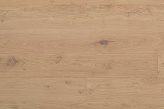 Timberwise ek Sky White – bilden visar Classic / Natur. Vägledande prov; ytbehandling och plankmått är inte verifierade.