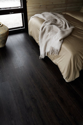 Timberwise ek Walnut – miljöbild från Timberwise. Bildens filnamn styrker kulören; sortering, ytbehandling och plankmått framgår endast när det anges i källnamnet. Referensbild.