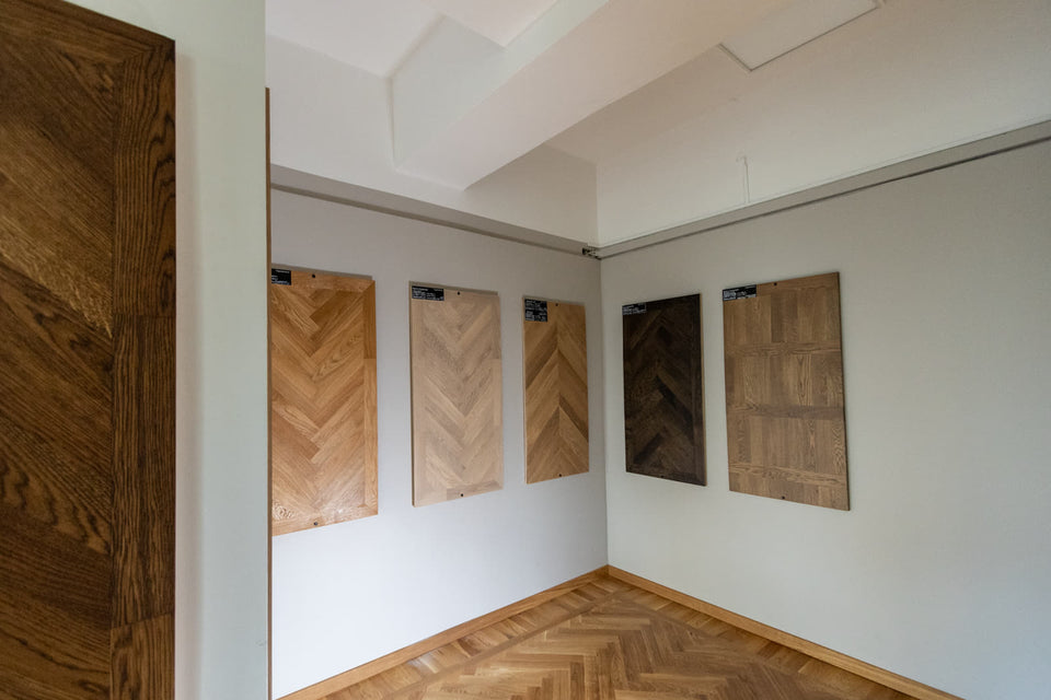 Bred tom interiörbild med komplett provvägg i olika träslag och mönster.